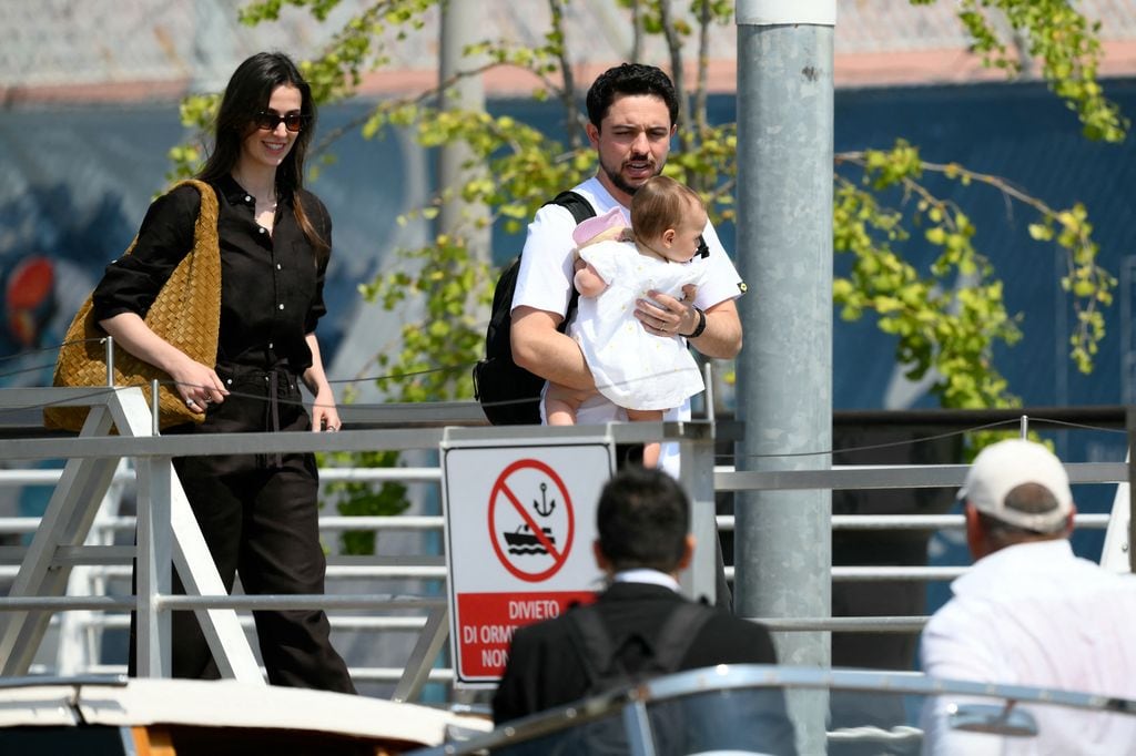 El príncipe Hussein de Jordania, acompañado de su esposa la princesa Rajwa y su hija, la princesa Iman, llegaron a Venecia para la boda de Jeff Bezos y LAuren Sánchez