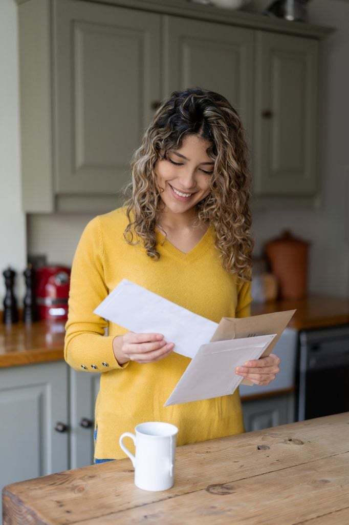 mujer leyendo carta cocina