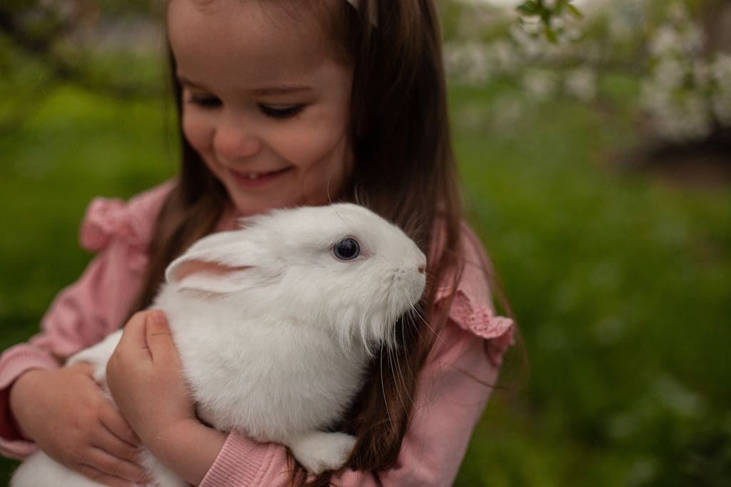 Niña con un conejo blanco 
