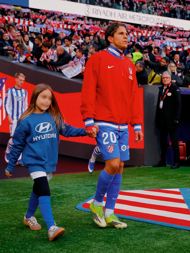 Valentina saliendo a la cancha junto a su hermano, Giuliano Simeone