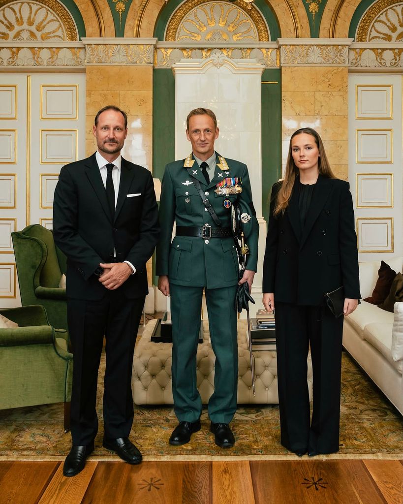 Tanto el rey como la princesa se han vestido de luto, siguiendo la norma que se extiende hasta el próximo mes de octubre