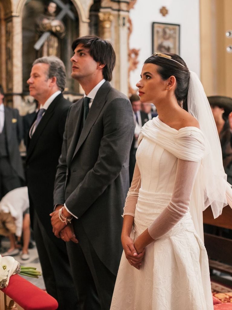 Novias con tiaras montadas a partir de pulseras familiares