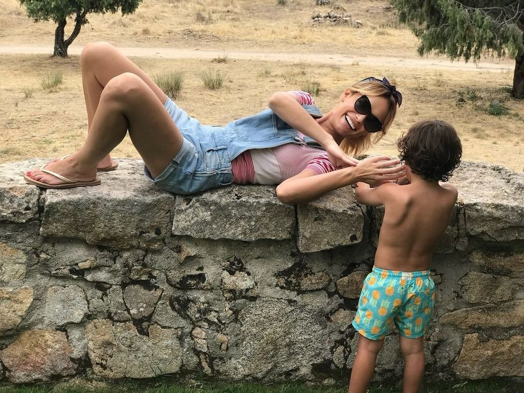 Plano medio de Patricia Conde jugando y posando con su hijo Lucas