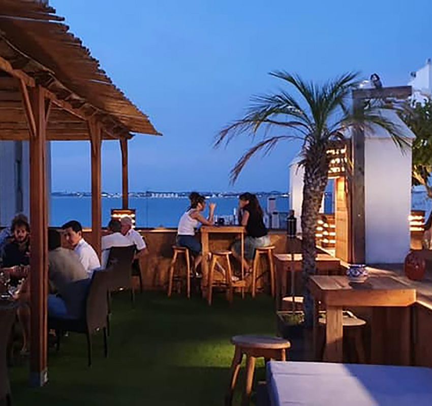 COPAS CON VISTAS EN LA TERRAZA DEL HOTEL ALQUIMIA