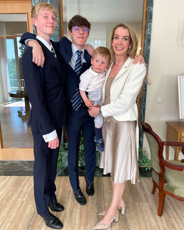 Tessy posa feliz con sus tres hijos