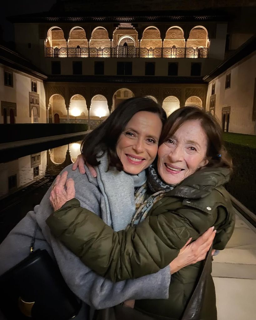 Aitana con su madre cuando le dedicó el premio Goya de Honor en el año 2025