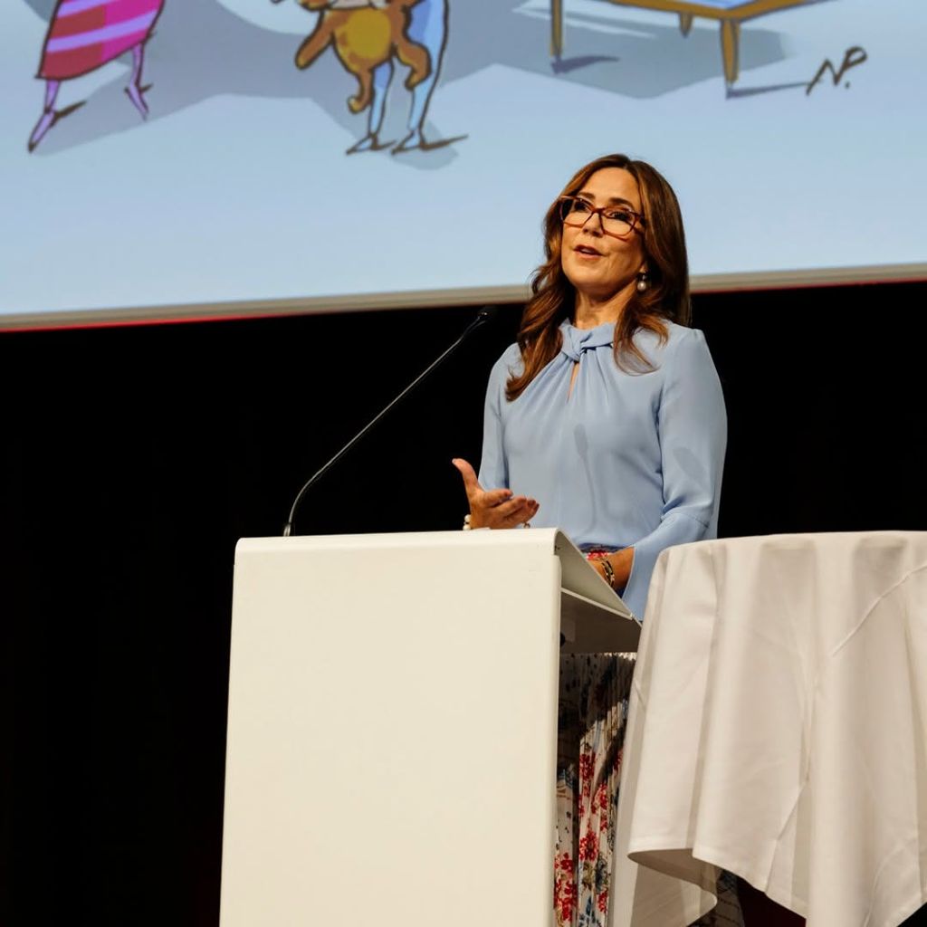 Plano medio de Mary de Dinamarca dando un discurso en un evento