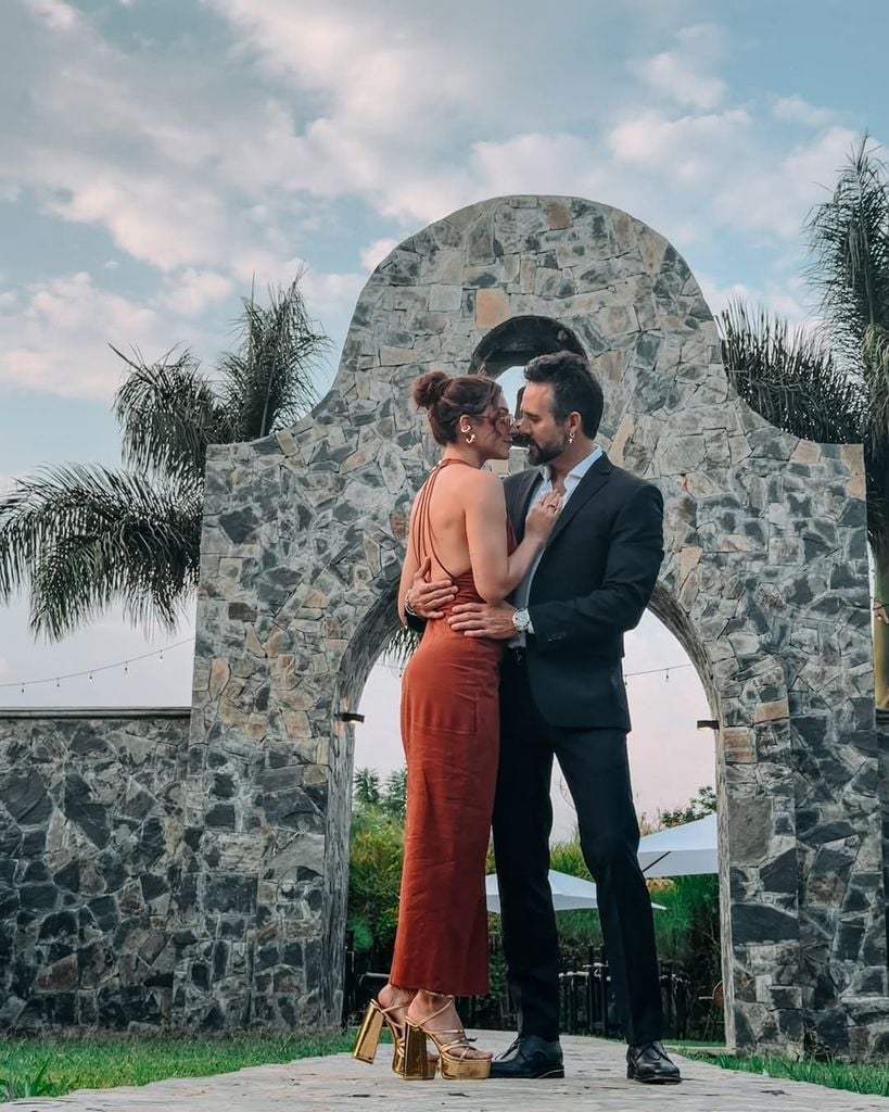 Con un tierno beso, la pareja despejó las dudas sobre su idilio 