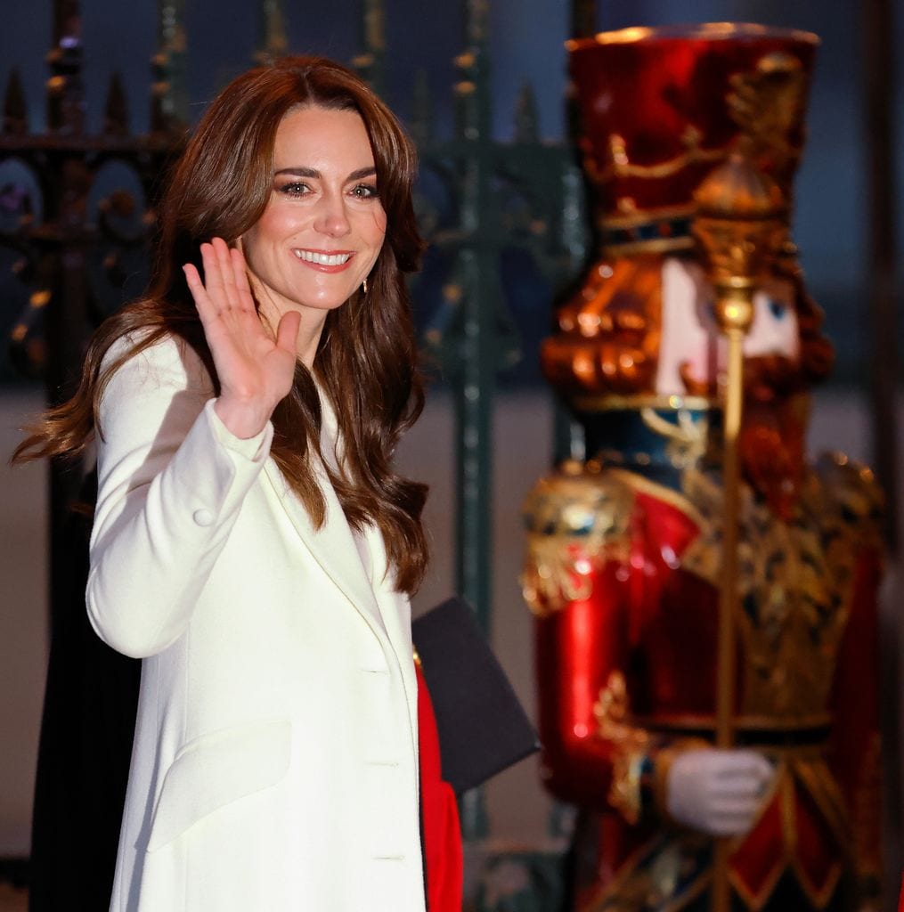 Plano medio de Kate Middleton saludando a la audiencia 