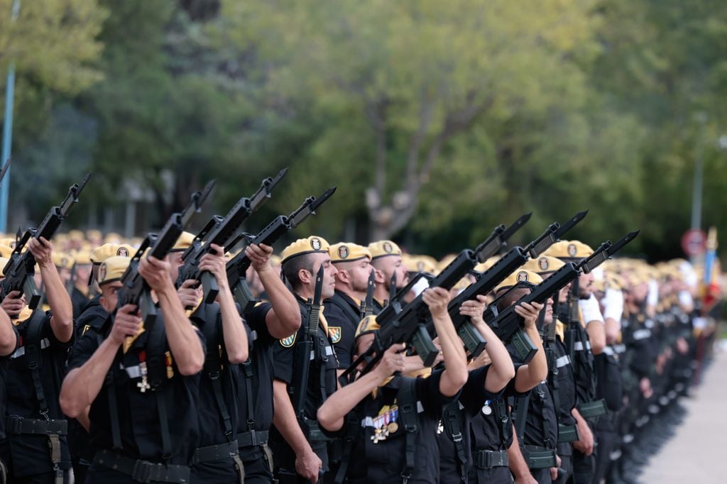 La reina Sofía en un acto de la Unidad Militar de Emergencias el 7 de octubre de 2024 con el broche cometa