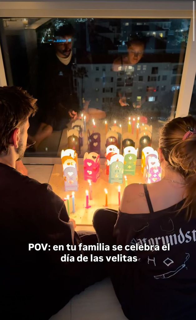 Camilo y Evaluna cumpliendo con la tradición de las velitas.