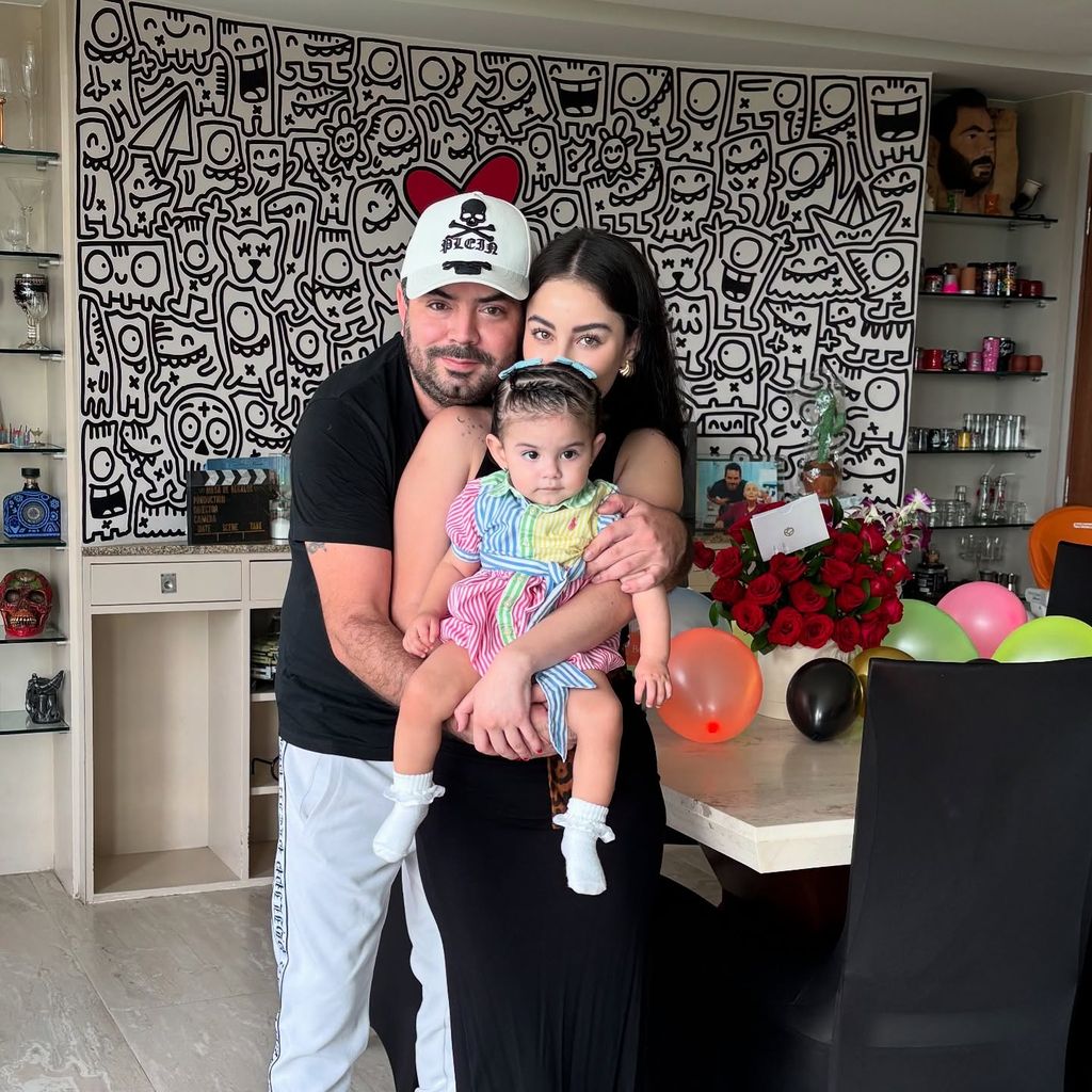 José Eduardo Derbez y Paola Dalay con su hija Tessa.
