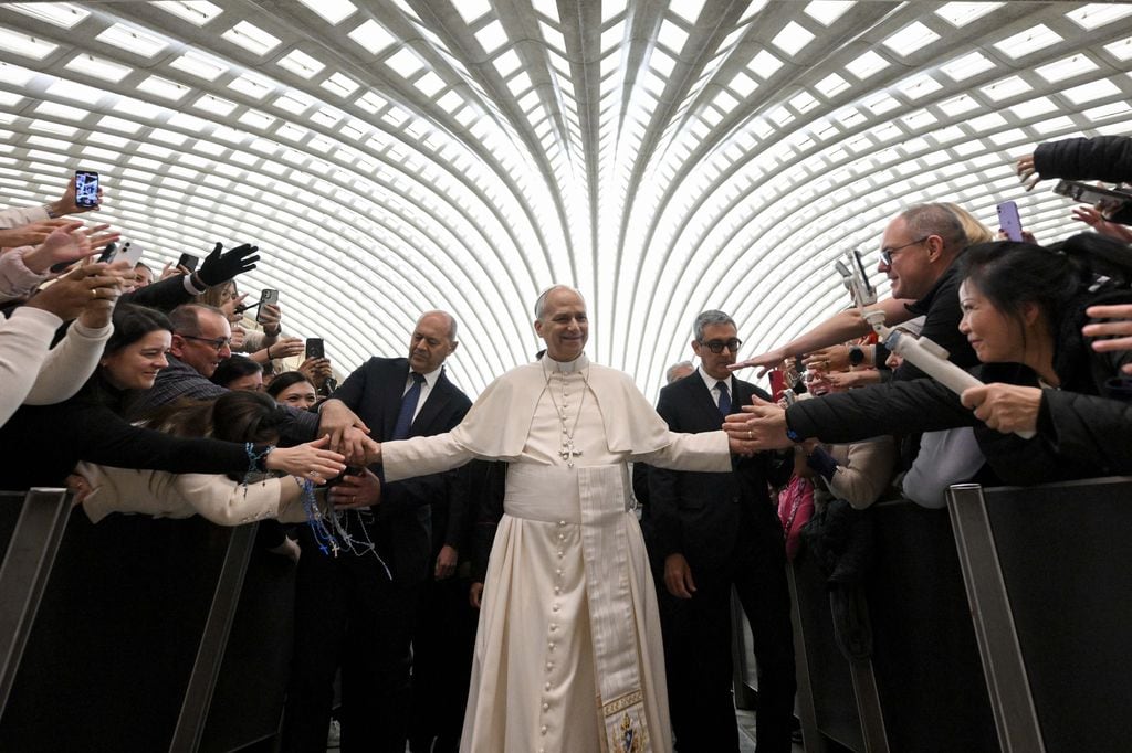 El Papa León XIV saluda a los peregrinos 