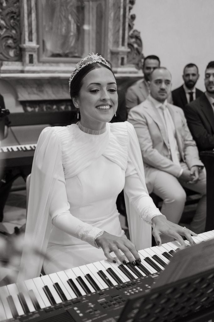 Novia toca el piano en su boda