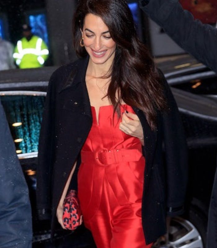 Amal Clooney con abrigo y Clucht de Leopardo.  