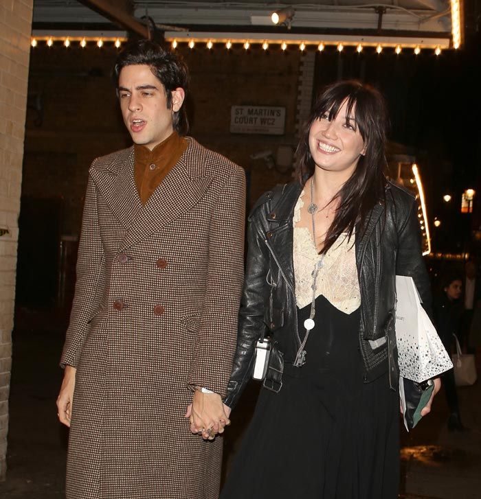 Dos años después de la muerte de su esposa, Thomas Cohen ha rechecho su vida al lado de una amiga de su mujer, Daisy Lowe
