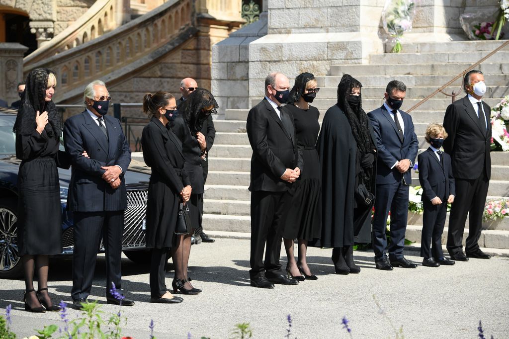 El funeral de Elizabeth-Ann De Massy en Mónaco, en junio de 2020. En la imagen aparecen Christian de Massy, el primero a la derecha, y Alberto II de Mónaco y Charlene en el centro de la imagen