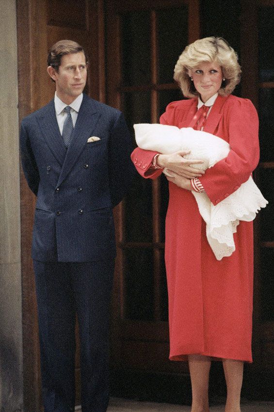El príncipe Carlos y Diana de Gales con Harry