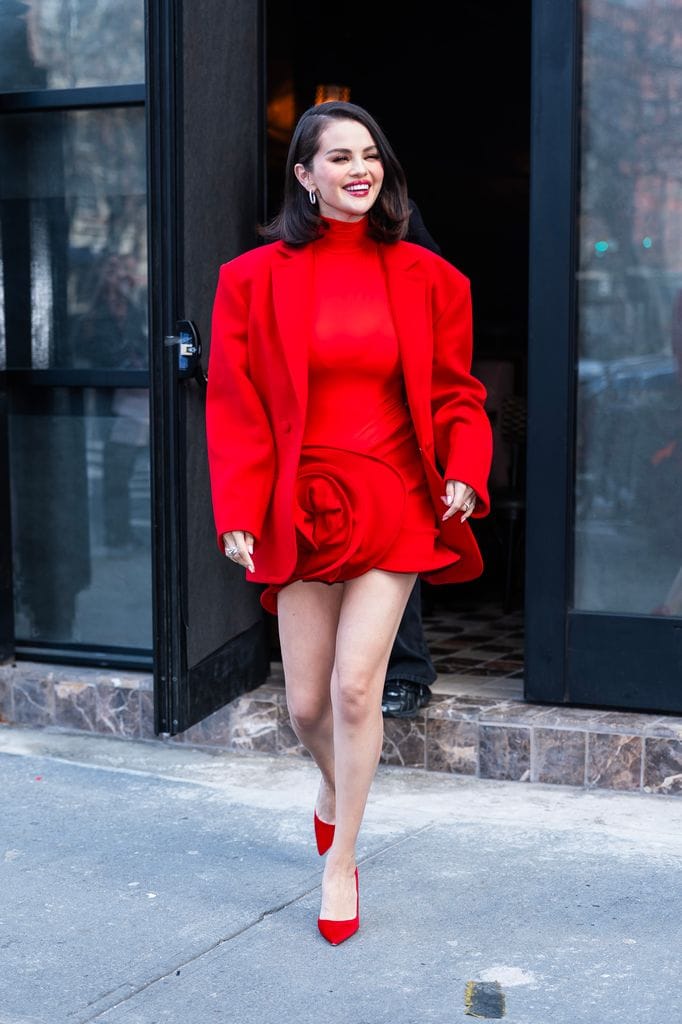 Selena Gomez en Nueva York Selena con vestido rojo de Magda Butrym