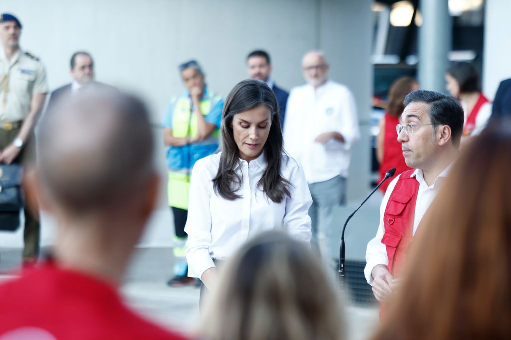 La reina Letizia despide al equipo de emergencias que viaja a Venezuela, en el aeropuerto de Barajas, el 1 de julio de 2026
