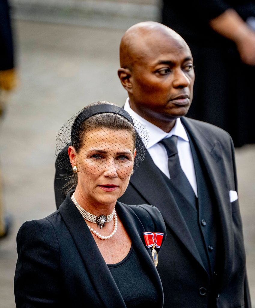 Durek Verrett y la princesa Marta Luisa en el último adiós al rey Harald