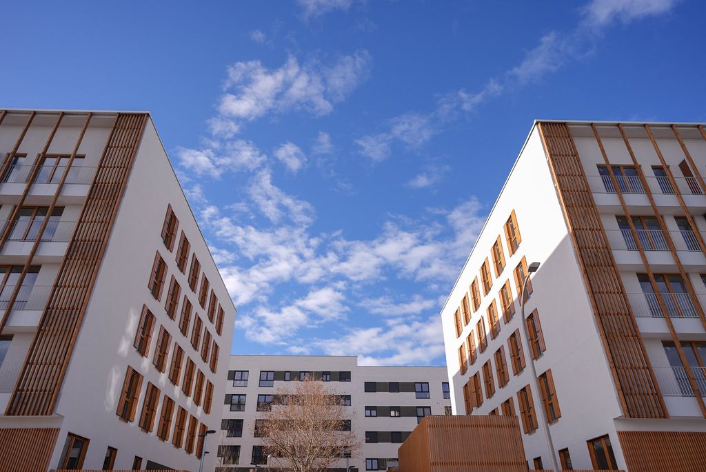 Las viviendas de Iberia Loreto 1 se construyen a partir de módulos 3D de madera fabricados en taller y ensamblados en obra en tiempo récord.