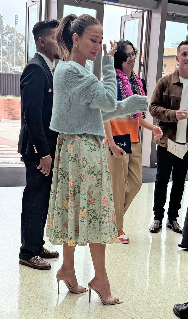 JLo no podía contener las lágrimas de emoción al ver a su hijo Max graduándose.