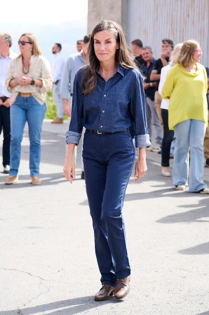 La reina Letizia visitando las zonas afectadas por el fuego en Cáceres