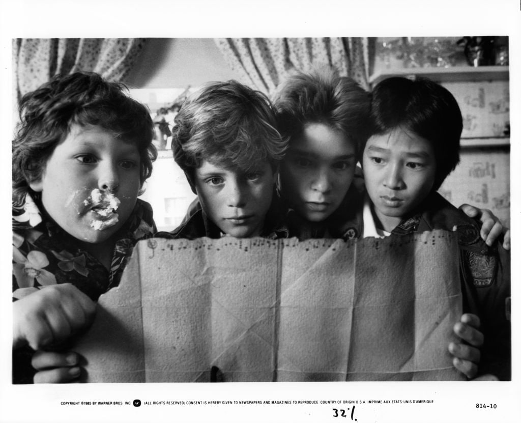 Jeff Cohen, Sean Astin, Corey Feldman y Jonathan Ke Quan en una escena de 'Goonies' en 1985