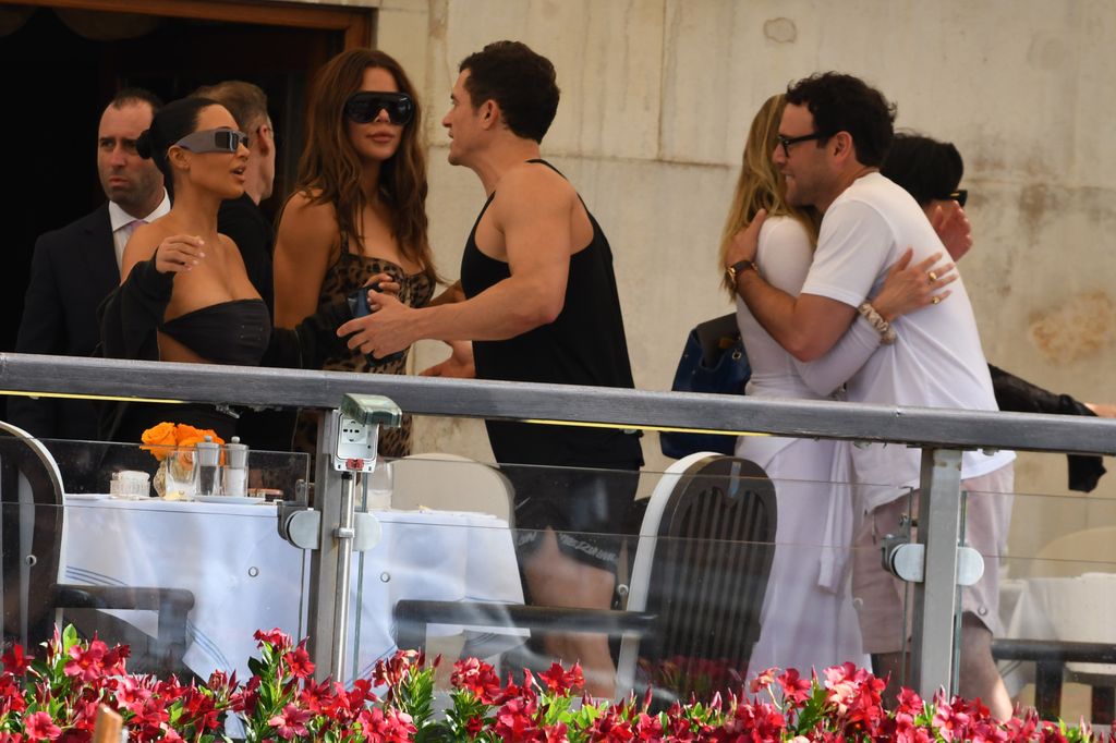 Kim Kardashian, Khloe Kardashian junto a Orlando Bloom