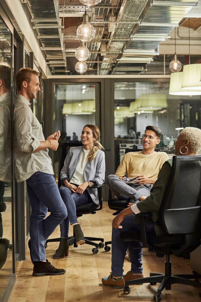 companeros hablando oficina