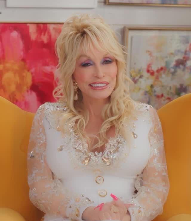 Dolly Parton anunciando que un hospital en Tennesse llevará su nombre