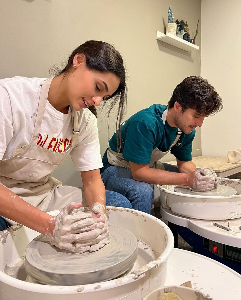 Renata Notni y Diego Boneta pusierona a prueba su creatividad en unas clases de cerámica
