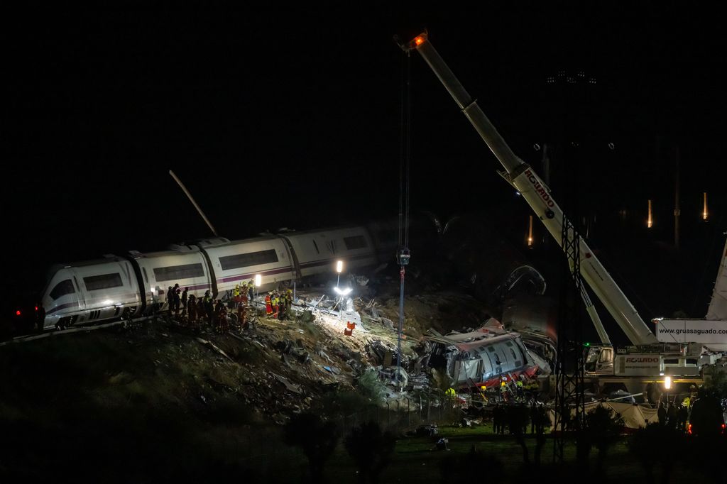 Los equipos de emergencia y rescate continúan trabajando durante la noche en la zona del accidente ferroviario de Urda (Toledo), donde prosiguen las labores de búsqueda y recuperación de las víctimas