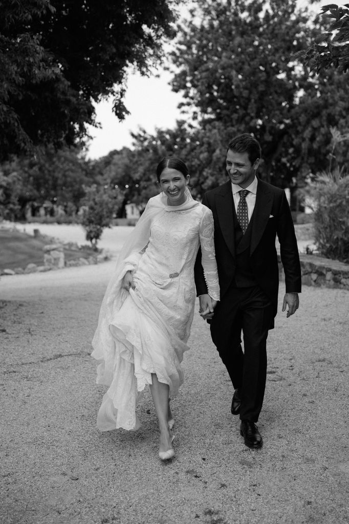 Look de novia viral con colcha bordada de Inés Martín Alcalde