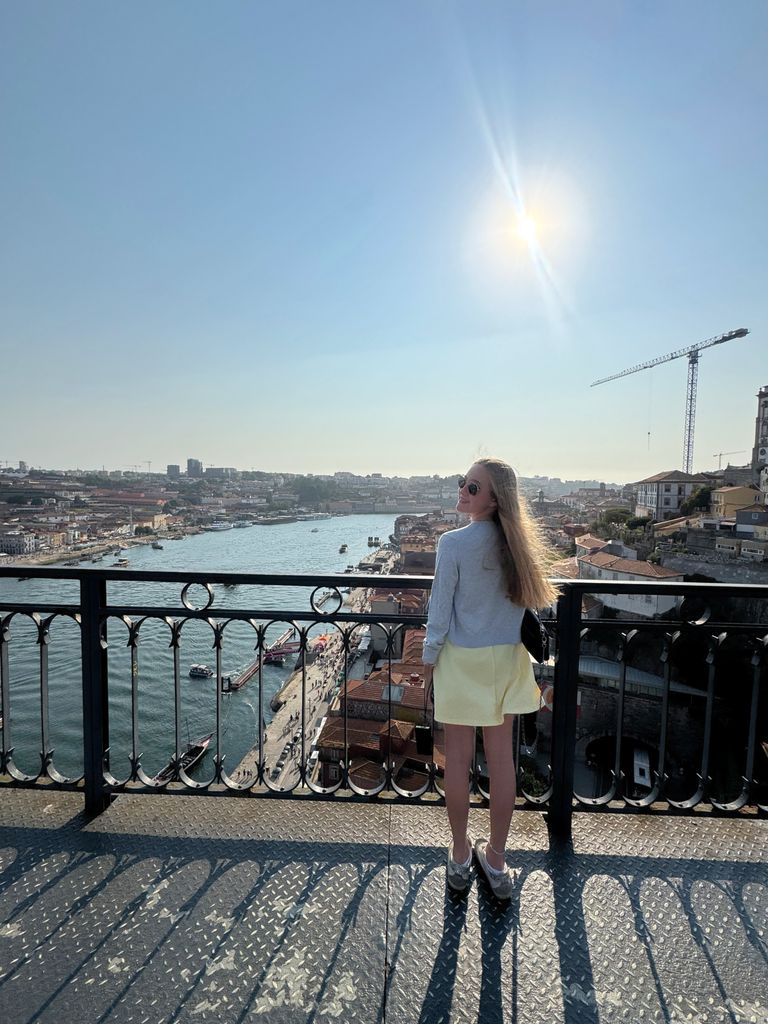 Miranda posando en Porto, Portugal.