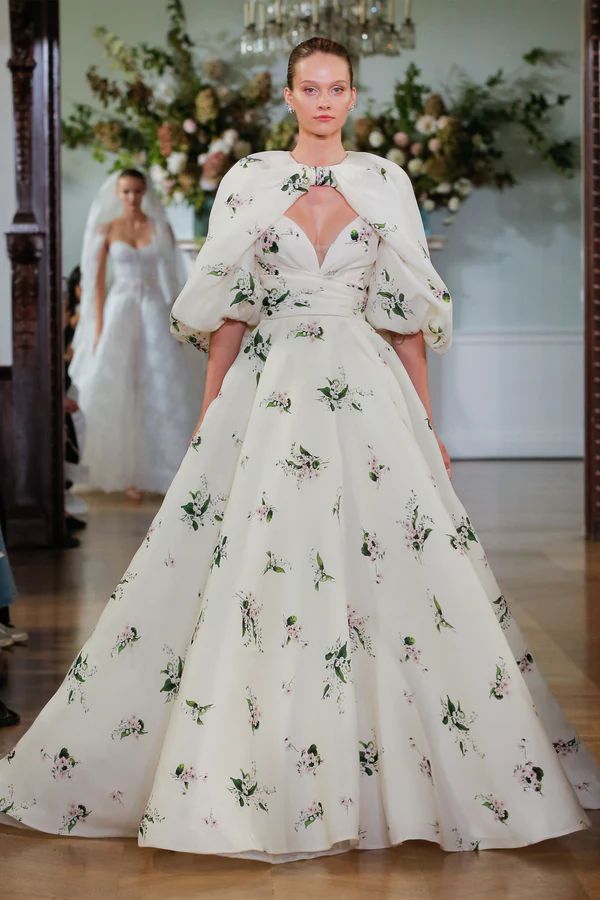 Vestido de novia de flores con capelina de Monique Lhuillier