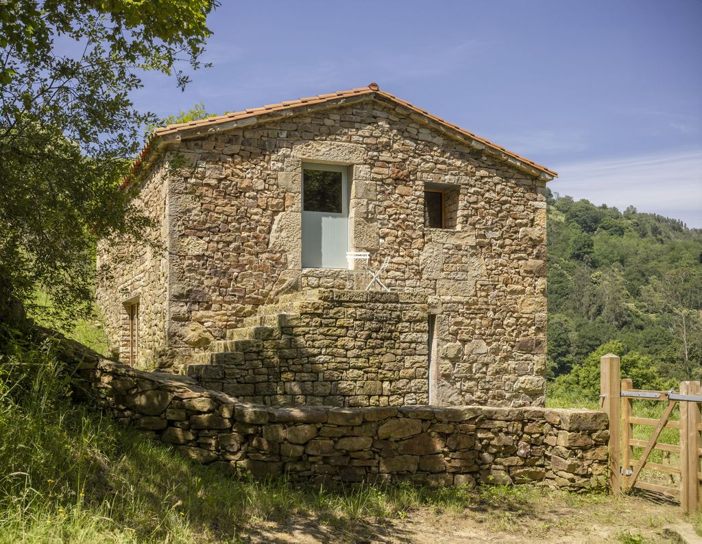 Detalle de la fachada con muros de piedra de gran espesor