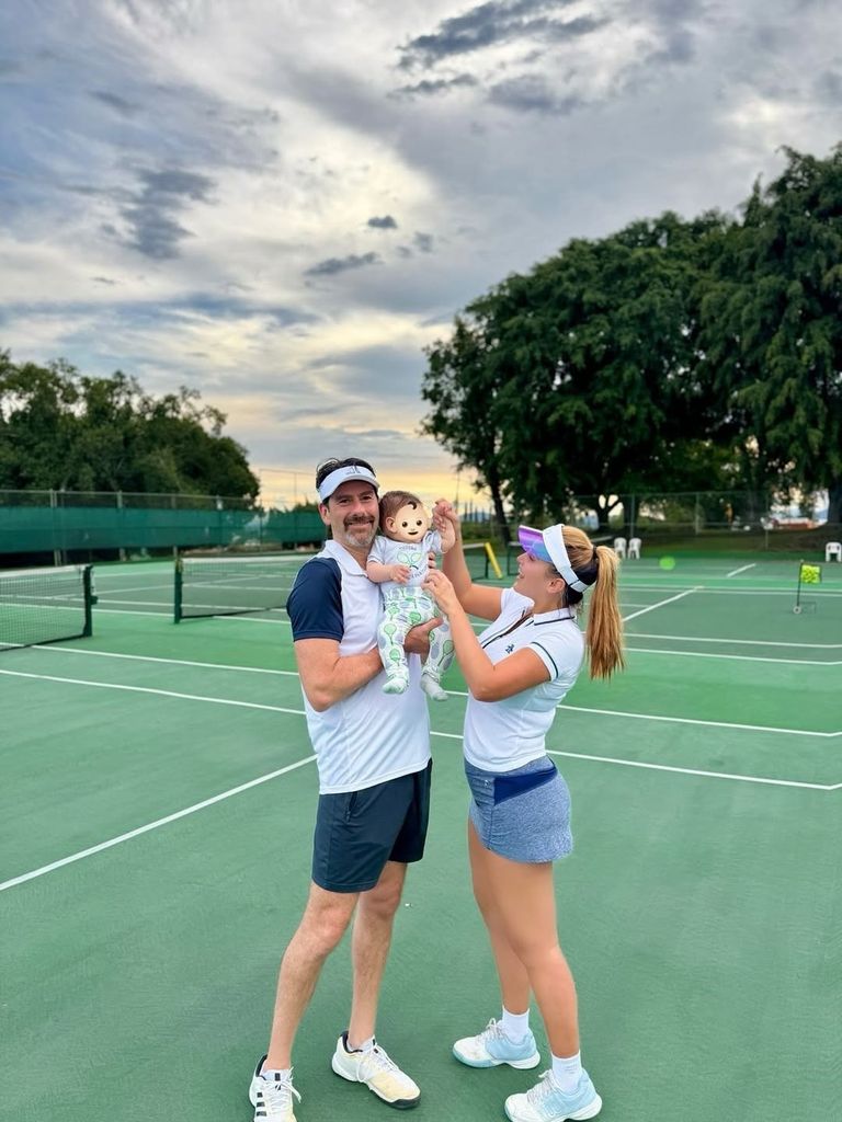 La cancha de tenis fue el telón de fondo perfecto para su nueva foto familiar.