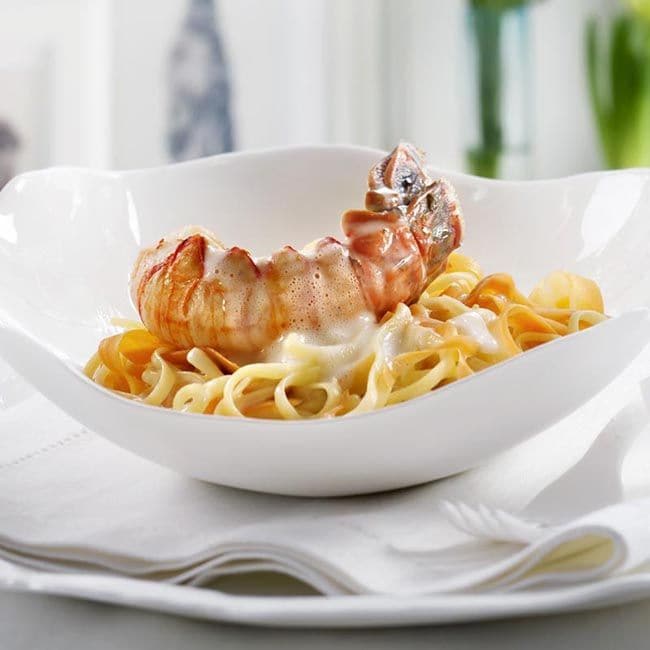 Langosta con pasta y zanahoria en salsa de champán