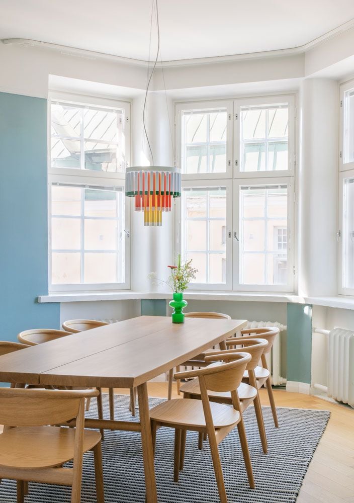 Comedor con mesa y sillas de madera