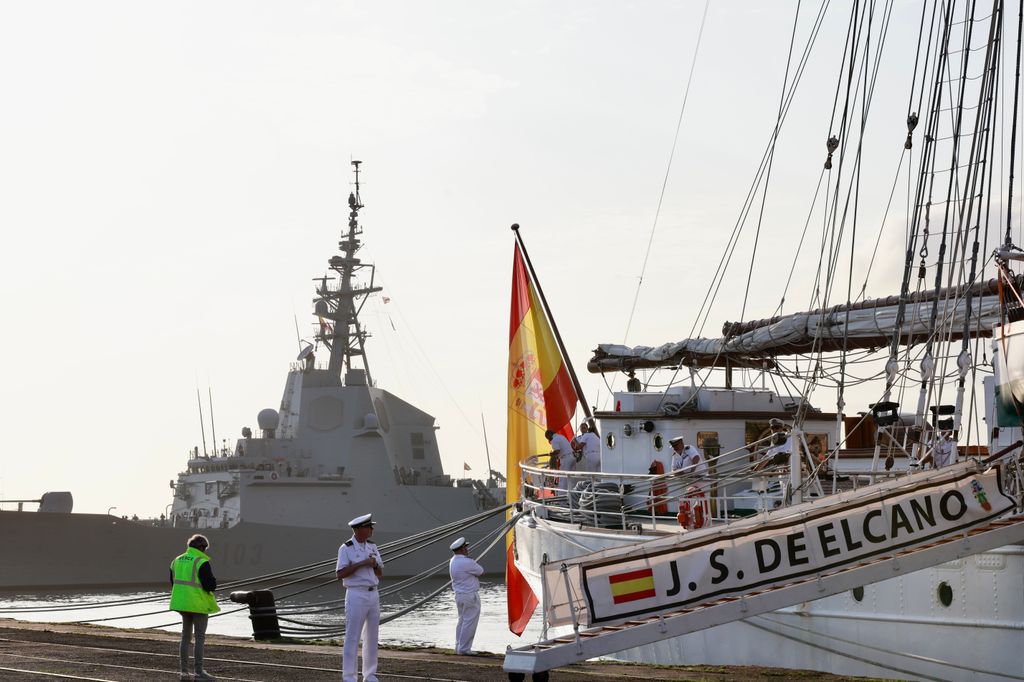 Elcano y la fragata Blas de Lezo a su llegada al puerto de Gijón