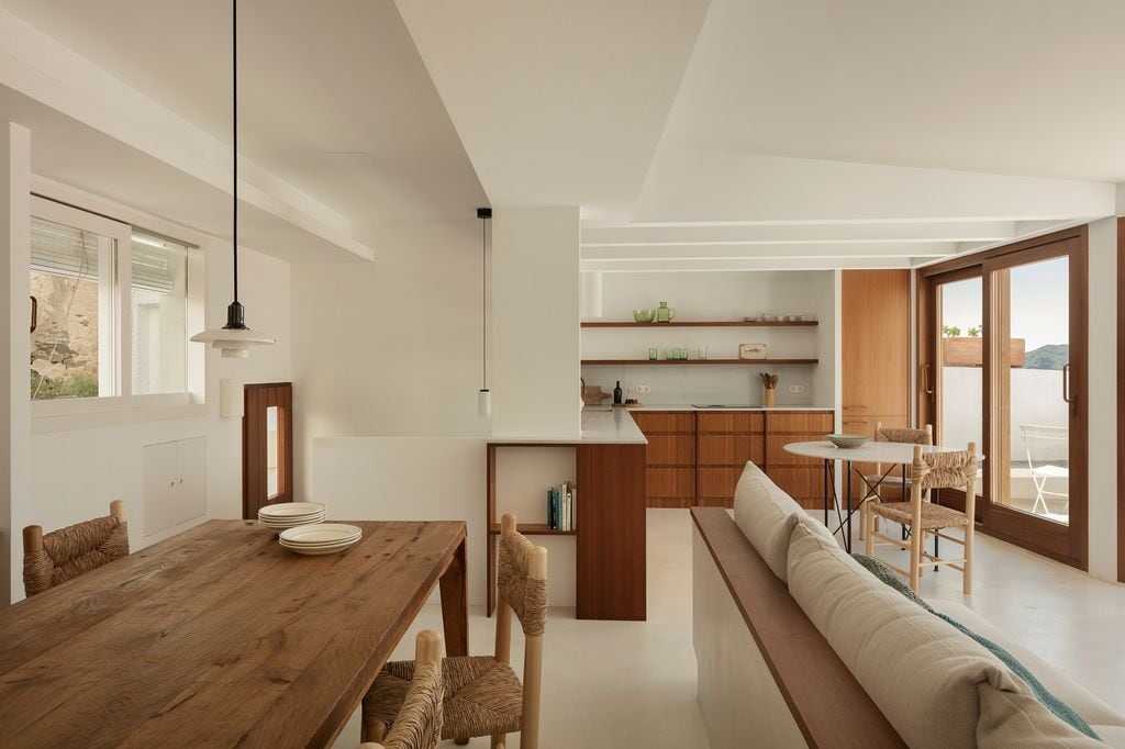 Cocina de madera abierta al salón comedor