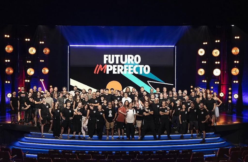 Foto de familia de todo el equipo de 'Futuro imperfecto', presentado por Andreu Buenafuente