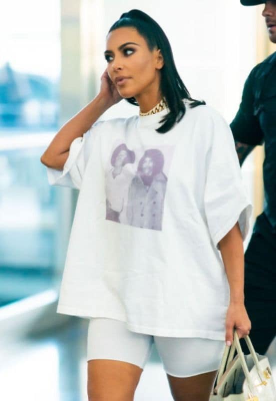 Kim Kardashian con bob midi y media cola alta con franela y shorts blancos 