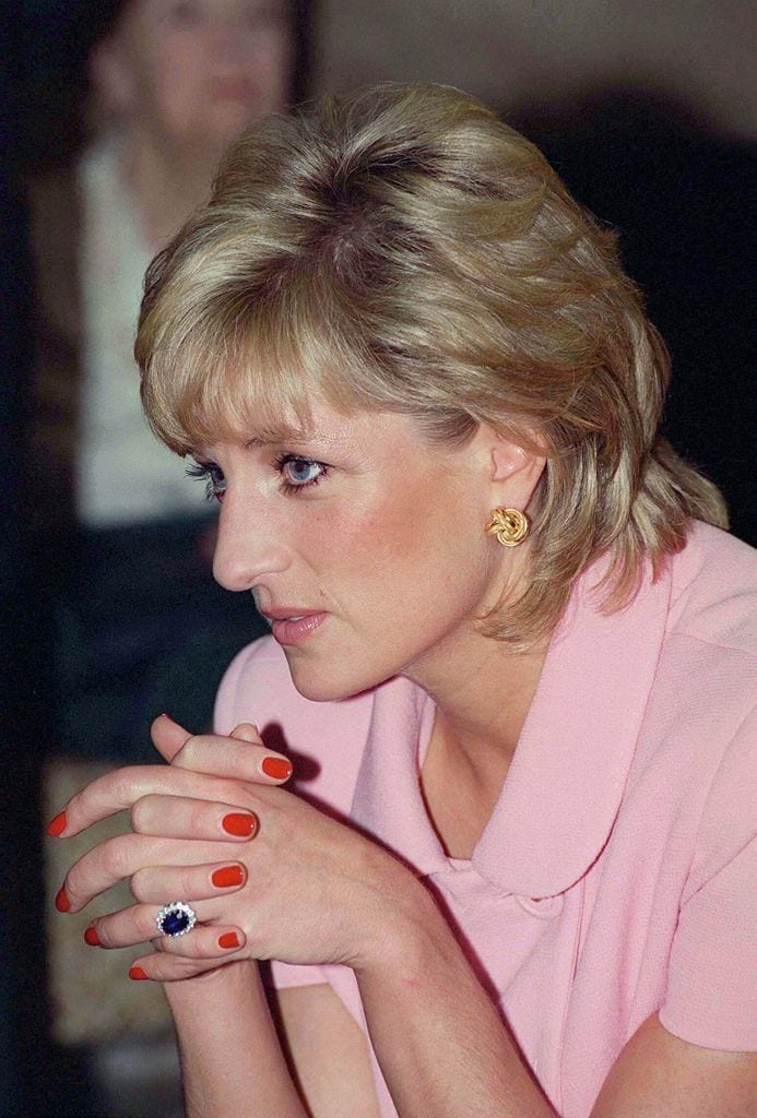 La Princesa Diana en distinguidas ocasiones llevó sus uñas en rojo vivo.