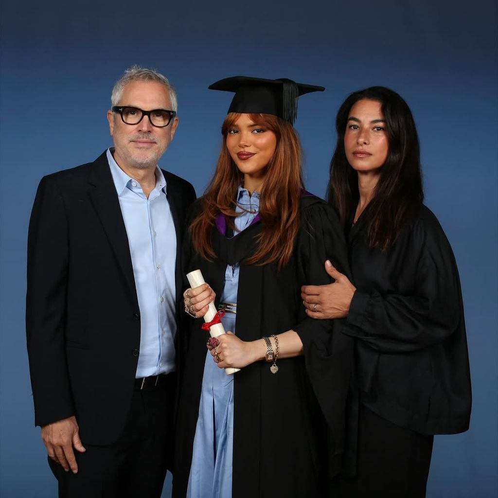Como pocas veces, Tess Bu posó junto a sus padres, Alfonso Cuarón y Annalisa Bugliani