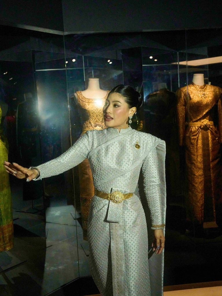 La Princesa Sirivannavari Nariratana Rajakanya y otros invitados acuden a la exposición La Mode en Majeste en Francia