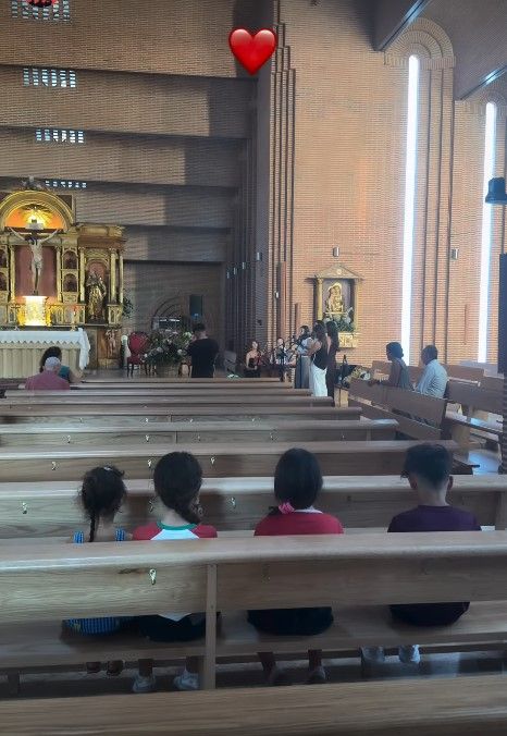 Cuatro de los cinco hijos de Georgina en el interior de la iglesia