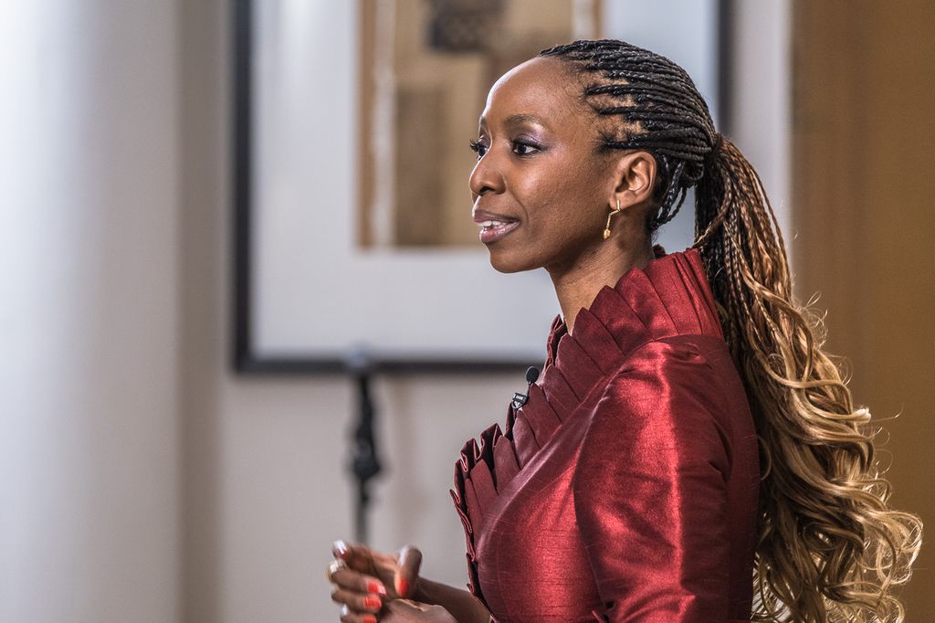Sophie Chandauka, como presidenta de la Fundación Sentabale, en un panel de discusión sobre juventud y brecha digital en Johannesburgo en octubre de 2024 